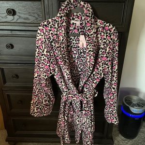 NWT Victoria’s Secret Short Heart Robe, Size M/L